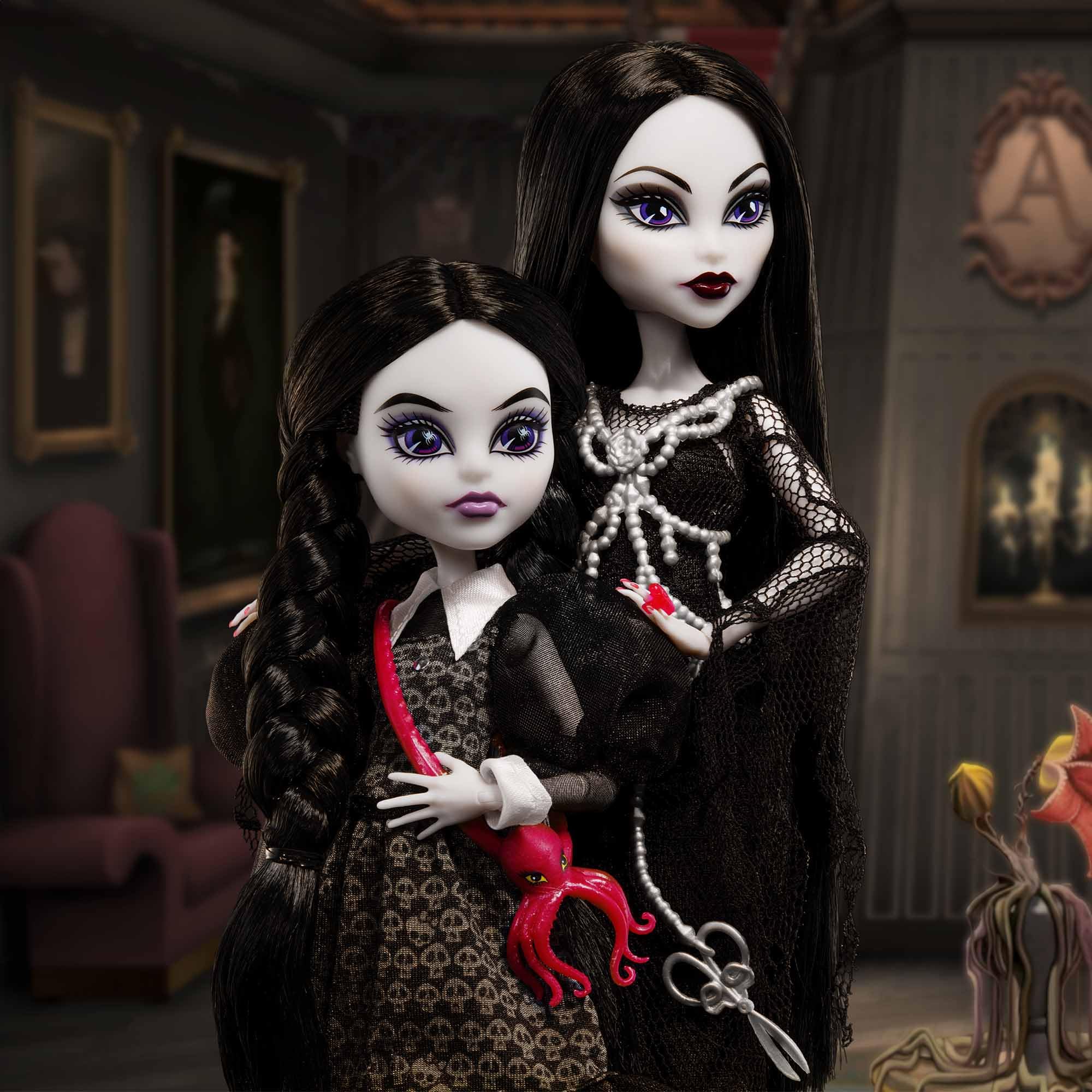 Набор из двух кукол Monster High Skullector Addams Family: Мортиша и Уэнсдей, коллекционные куклы с сертификатом подлинности - фото 2